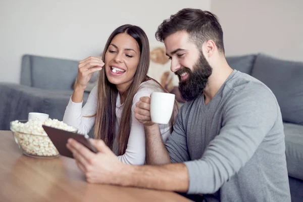 Χαρούμενο Ζευγάρι Χρησιμοποιώντας Τον Υπολογιστή Tablet Και Πίνοντας Τον Καφέ — Φωτογραφία Αρχείου