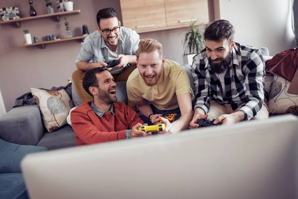 自宅でビデオ ゲームを遊んで友人のグループ — ストック写真