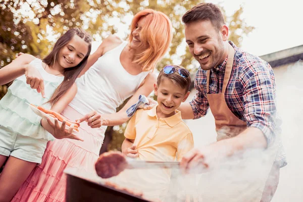 Famille faisant une fête barbecue . — Photo