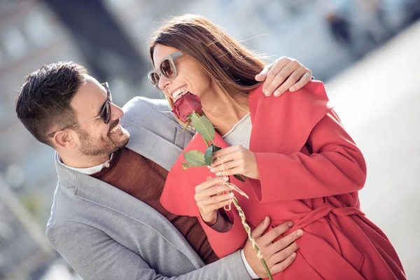 Jongeman Geschenkverpakking Rode Roos Met Vriendin — Stockfoto