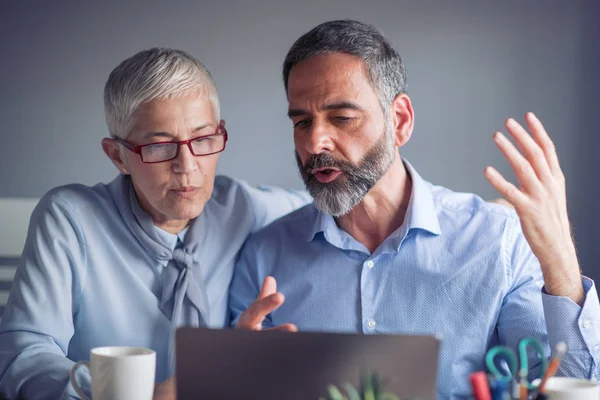 Gente Madura Negocios Discutiendo Trabajando Juntos Oficina — Foto de Stock