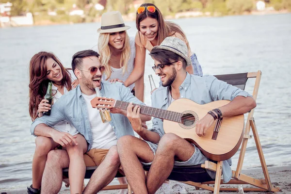 Amigos Divirtiéndose Playa Tomando Cerveza Fría — Foto de Stock