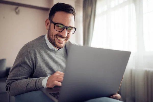 Zakenman Thuis Werken Met Laptop — Stockfoto