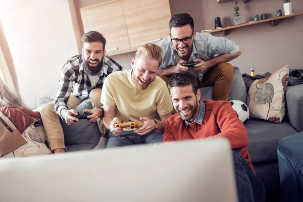 Gruppo Amici Che Giocano Videogiochi Casa — Foto Stock