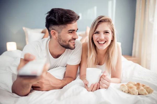 Pareja Joven Tomando Café Cama Por Mañana — Foto de Stock