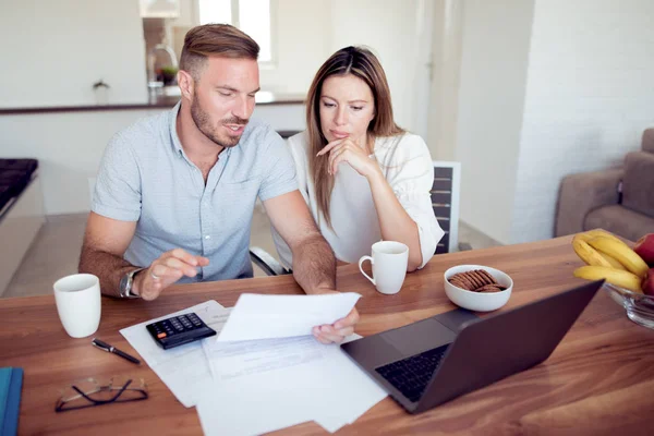 Pareja Joven Preocupada Haciendo Cuentas Con Ordenador Portátil Sala Estar — Foto de Stock