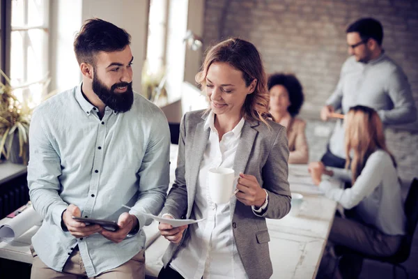 Gente Negocios Oficina Celebrando Una Conferencia Discutiendo Estrategias — Foto de Stock