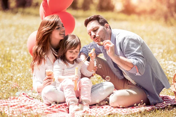 Little Girl Parents Playing Park Blowing Bubbles — Stock Photo, Image