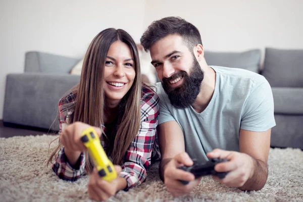 Jovem Casal Jogar Jogos Vídeo Chão — Fotografia de Stock