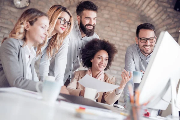 Gente Negocios Oficina Celebrando Una Conferencia Discutiendo Estrategias — Foto de Stock