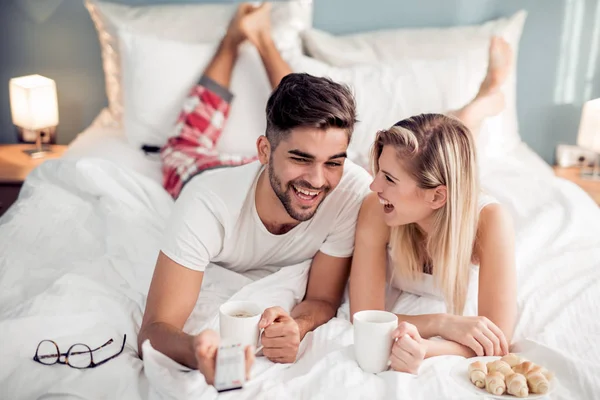 Jovem Casal Bebendo Café Cama Manhã — Fotografia de Stock