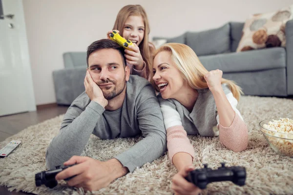 Familj Spelar Datorspel Hemma Tillsammans — Stockfoto