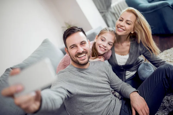 Família Jovem Tirando Selfie Casa Sala Estar — Fotografia de Stock