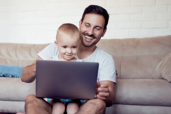 Молодий Батько Маленький Син Переглядають Ноутбук Вдома — стокове фото