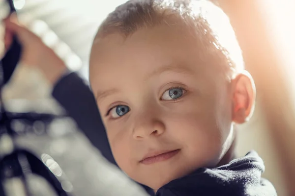 Portret Chłopca Niebieskimi Oczami Słoneczny Dzień — Zdjęcie stockowe