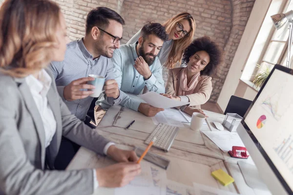 Affärsmän Kontoret Anordnar Konferens Och Diskuterar Strategier — Stockfoto