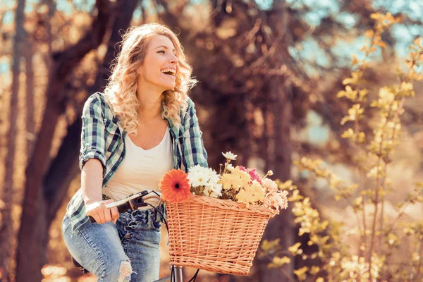 Niña Con Bicicleta Flores Cesta Parque — Foto de Stock