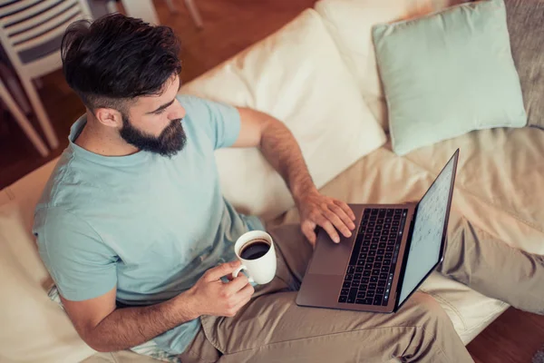 Jovem Freelancer Beber Café Trabalhar Laptop Casa — Fotografia de Stock