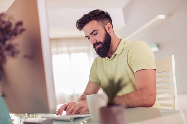 Jonge Freelancer Koffie Drinken Bezig Met Laptop Thuis — Stockfoto