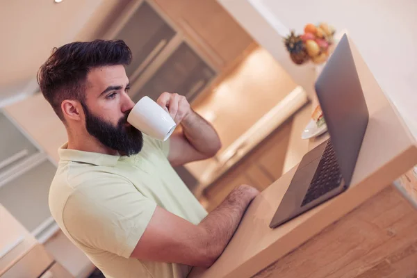 Jovem Freelancer Beber Café Trabalhar Laptop Casa — Fotografia de Stock