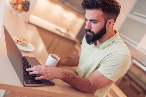 Jovem Freelancer Beber Café Trabalhar Laptop Casa — Fotografia de Stock