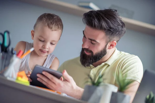 Joven Padre Enseñando Hijo Pequeño Usando Teléfono Inteligente Casa — Foto de Stock