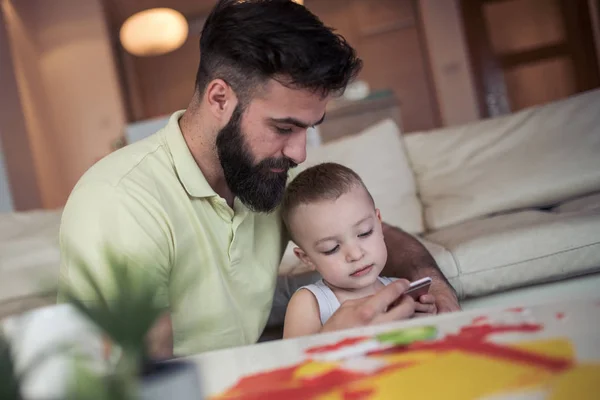 Jeune Père Enseignant Tout Petit Fils Utilisant Smartphone Maison — Photo