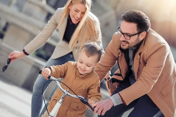 Ung Familj Med Sonen Cykel Promenader City — Stockfoto