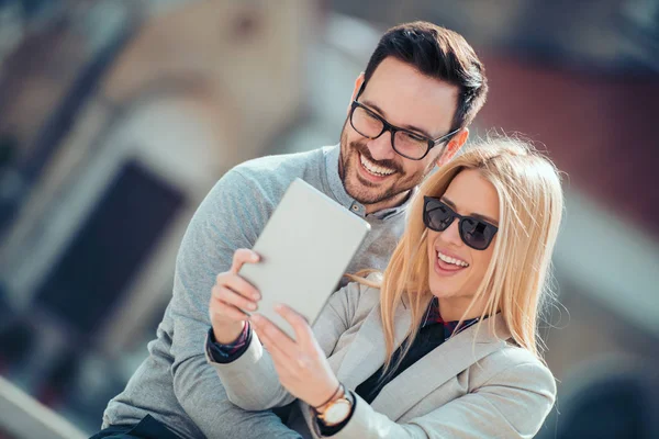 Joven Pareja Teniendo Divertido Tomando Selfie Aire Libre — Foto de Stock