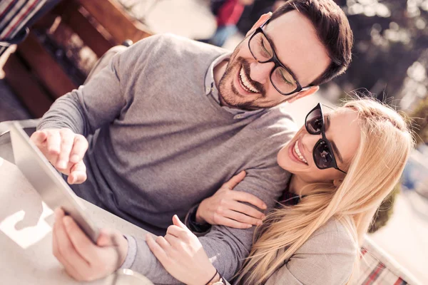 Junges Paar Hat Spaß Und Macht Selfie Freien — Stockfoto