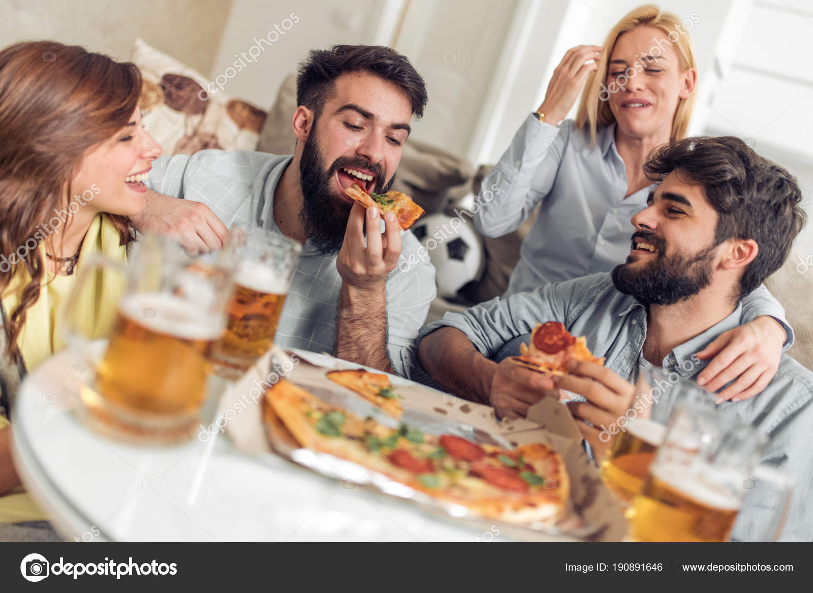 Pizza Yiyip Evde Bira Içmeyi Gülümseyen Arkadaşlar Stok fotoğrafçılık