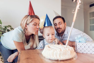  çocuk doğum günü pastası partide mum dışarı darbeler