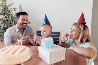 doğum günü pastaları ile aile kutluyor doğum günü