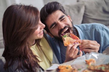 Romantik Çift evde pizza yemek