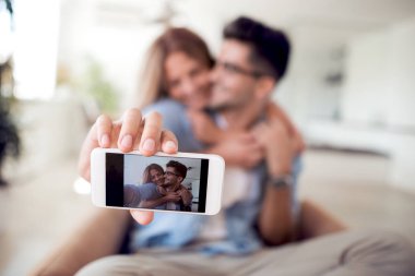 Genç çift alma selfie ile smartphone yeni ev