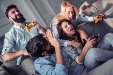 iskambil video spor, evde genç arkadaşlar