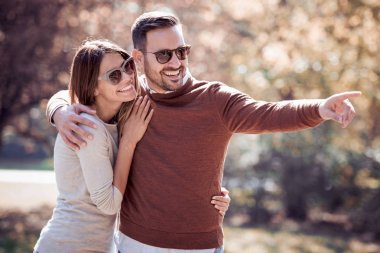 Şefkatle sarılma ve şehir Park'ta yürüyordunuz genç Çift