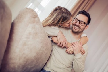 Genç çift evde iyi vakit geçiriyor