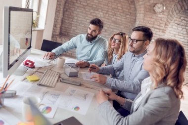 Grup modern ofis proje üzerinde iş adamları