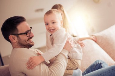 büyük zaman evde olan oğlu ile genç aile