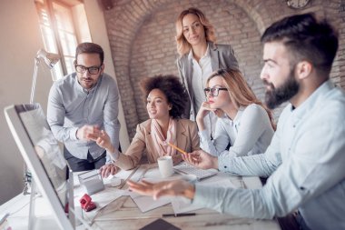 Grup modern ofis proje üzerinde iş adamları