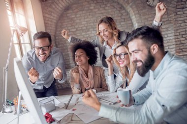 Grup modern ofis proje üzerinde iş adamları