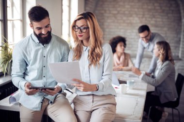 Grup modern ofis proje üzerinde iş adamları