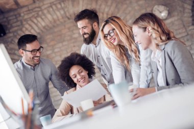 İş yerinde modern ofis tabloda proje üzerinde gurup