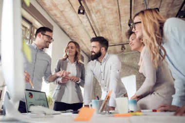 Grup modern ofis proje üzerinde iş adamları