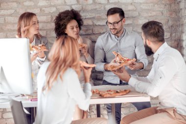  ofiste pizza yemek genç iş takım