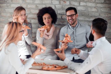  ofiste pizza yemek genç iş takım