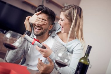 Kadın adam romantik toplantı hediye sunmak