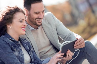 Genç çift tablet Şehir Parkı