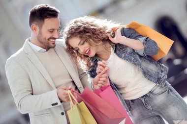 Genç çift sonra alışveriş alışveriş torbaları ile yürüyüş